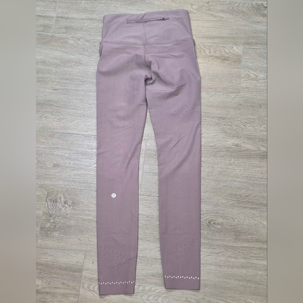 Lululemon Womans Tight Stuff Tight II Size 6 Light Purple-Violet